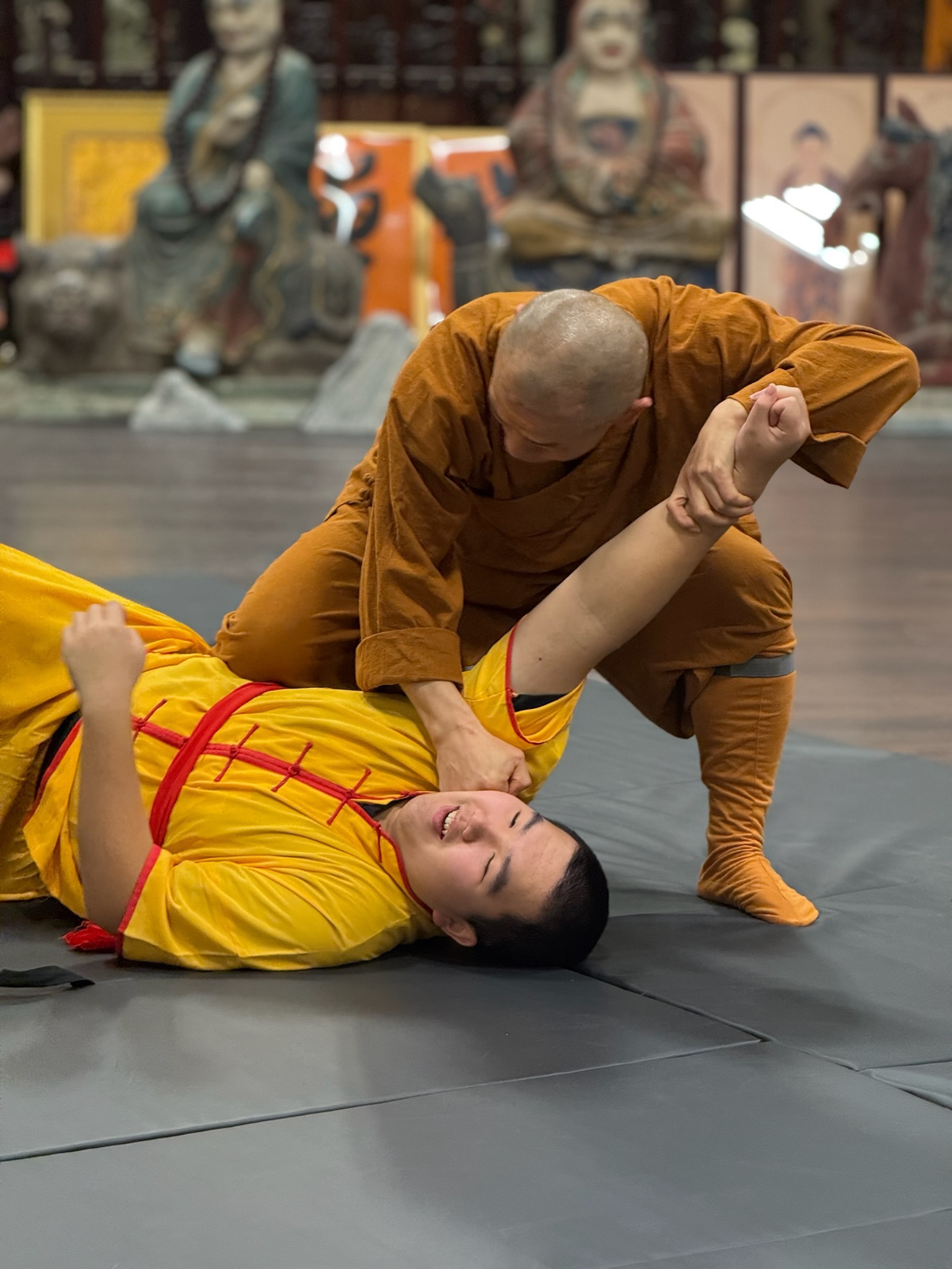 Grandmaster Shi Xing Wu demonstrating self-defence control with a student